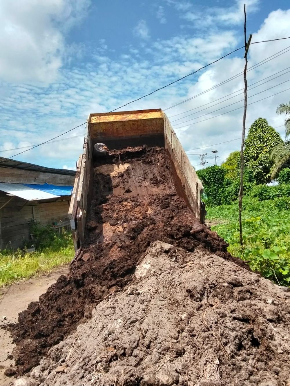 Dump truck menurunkan material