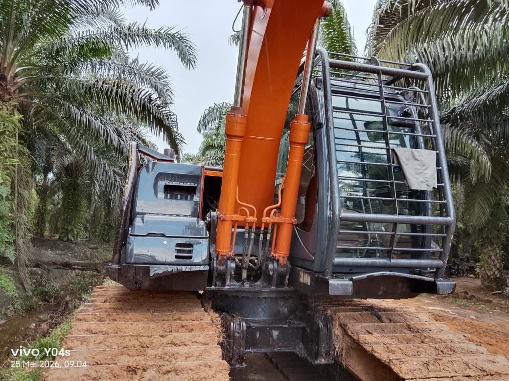 Excavator bekerja di perkebunan kelapa sawit