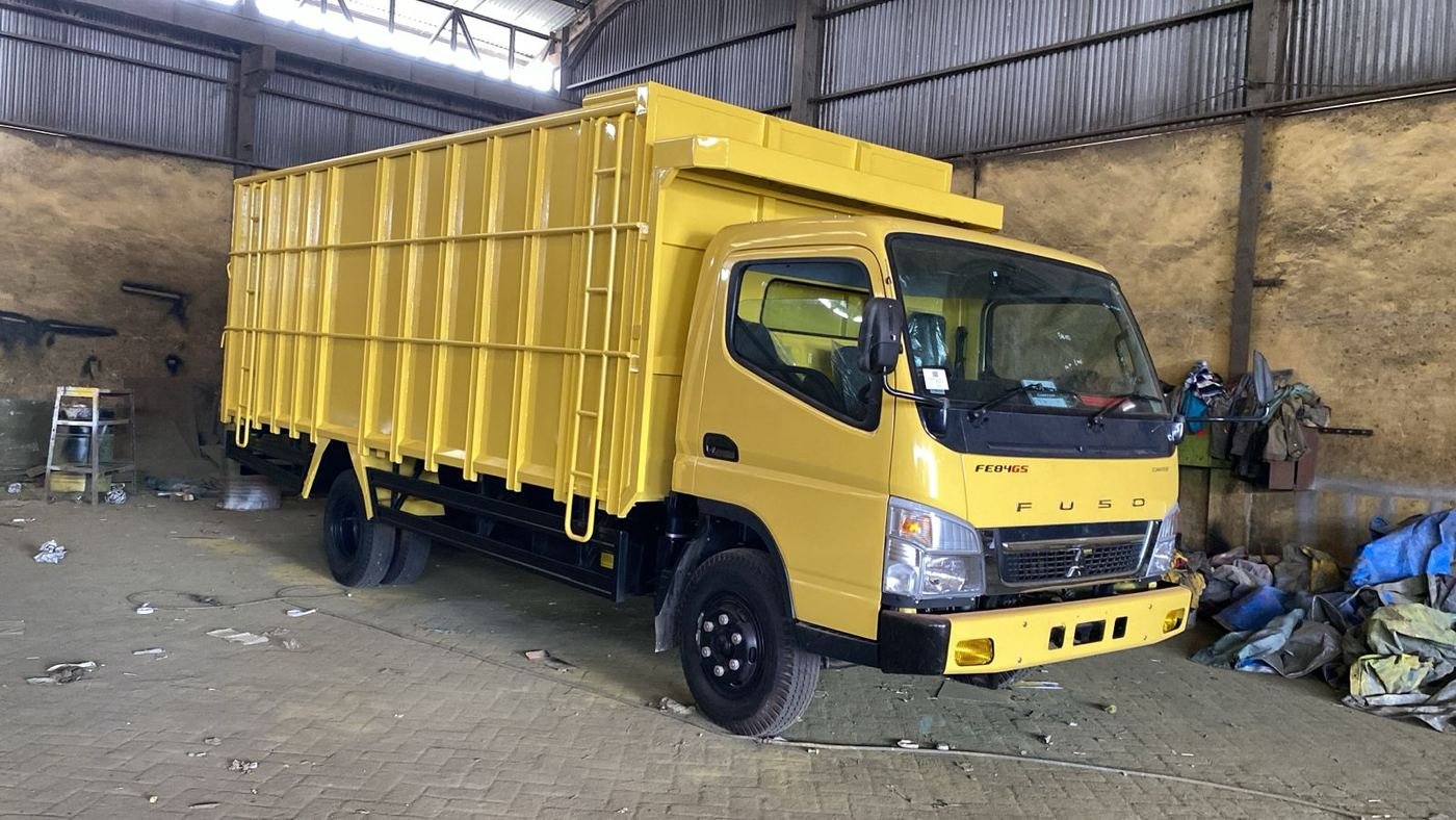 Unit truk baru Mitsubishi Fuso milik perusahaan