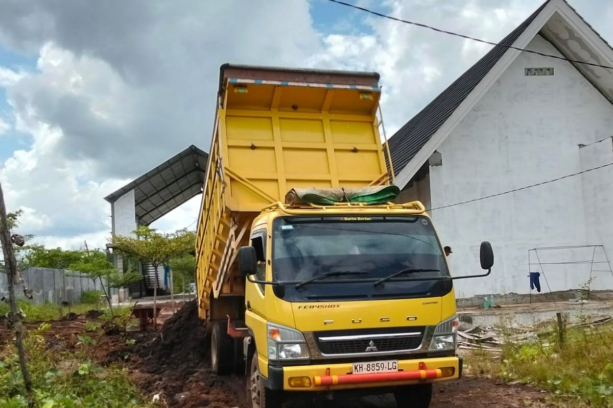 Dump truck PT. Dhivelado Tigo Putro sedang membongkar material