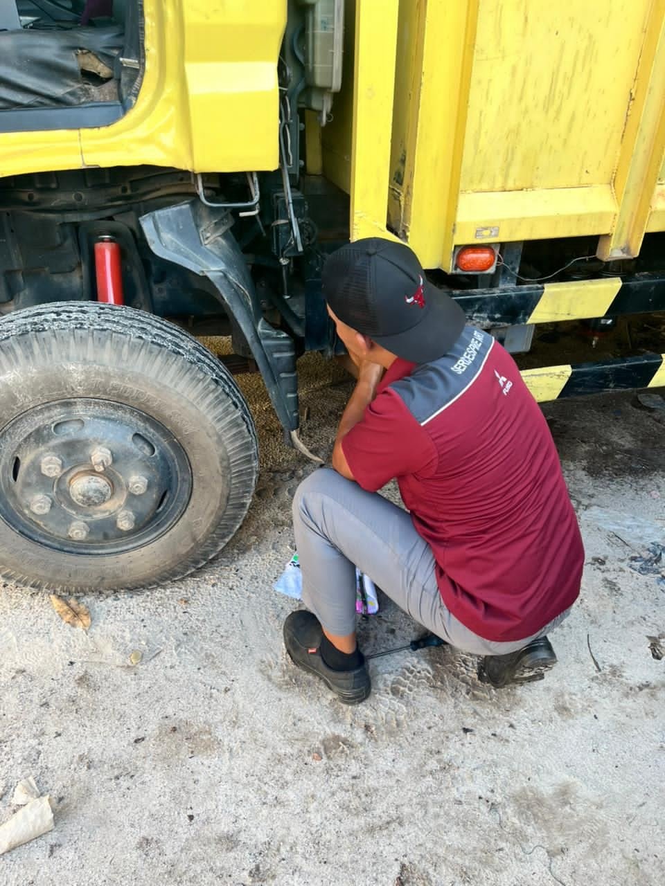 Mekanik memeriksa truk