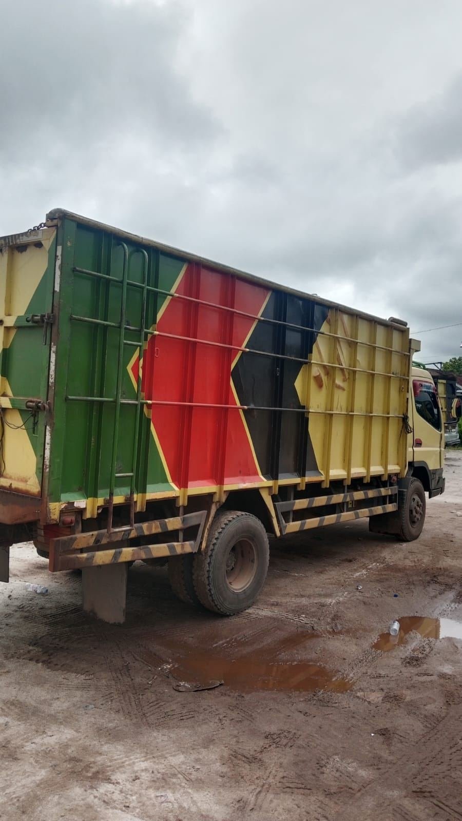 Truk bak milik perusahaan